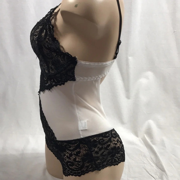Lace White and Black one-piece romper with underwire and back bra closure - Picture 2 of 3